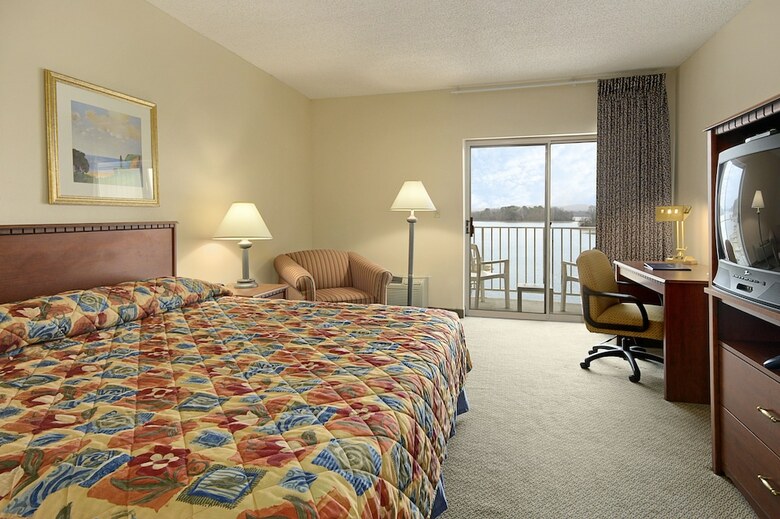 Baymont By Wyndham Hot Springs On The Lake