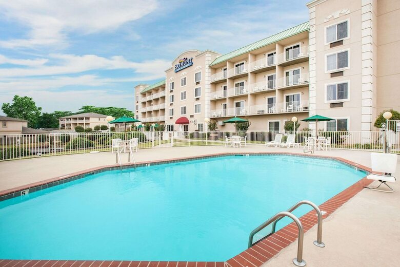 Baymont By Wyndham Hot Springs On The Lake