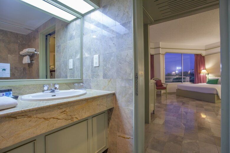 Hotel Cholchan Pattaya Beach Resort