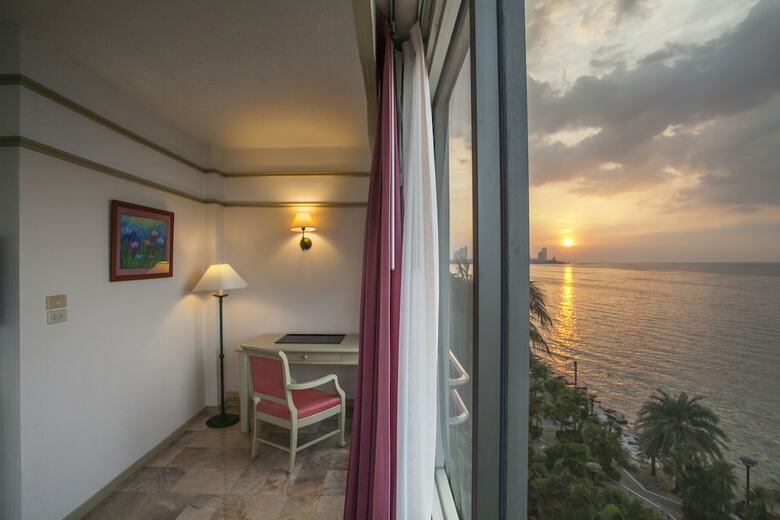 Hotel Cholchan Pattaya Beach Resort