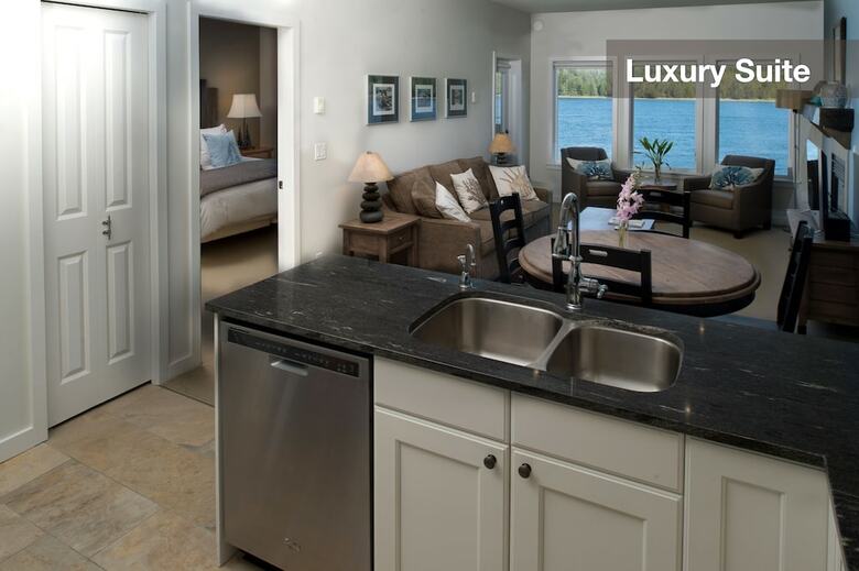 Hotel Waters Edge Shoreside Suites
