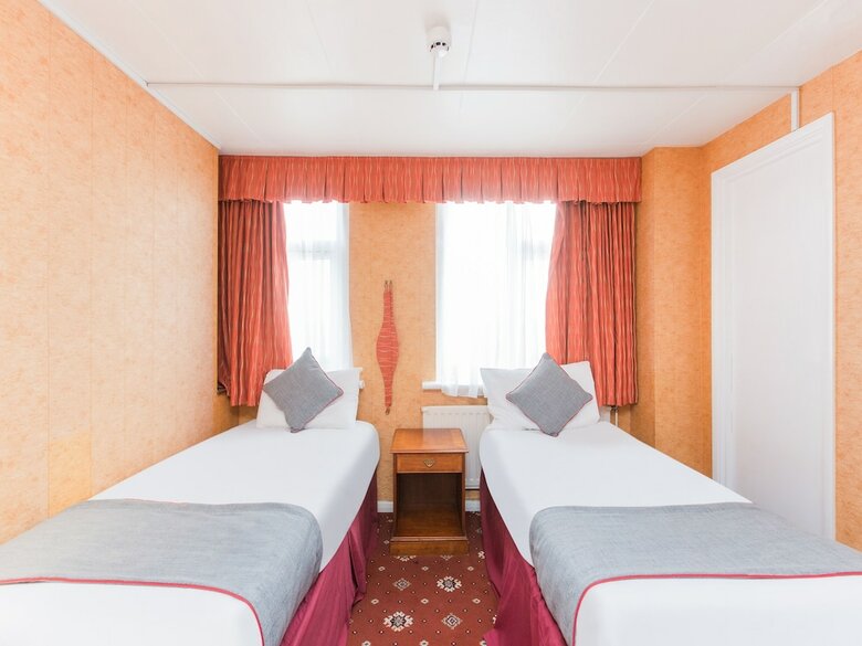 Oyo Stade Court Hotel