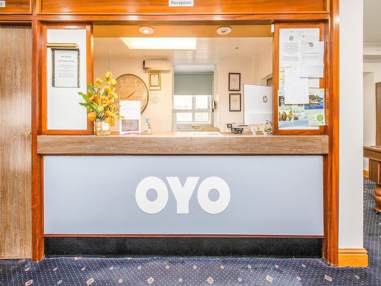 Oyo Stade Court Hotel