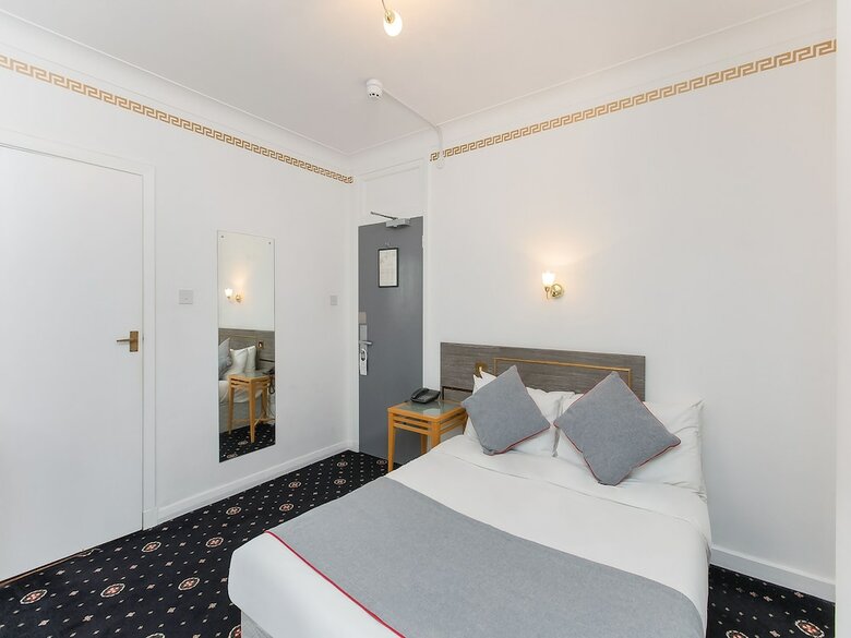 Oyo Stade Court Hotel