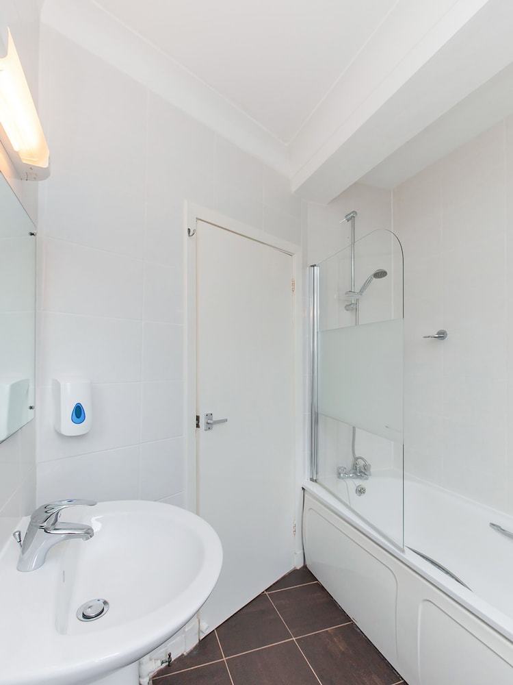 Oyo Stade Court Hotel