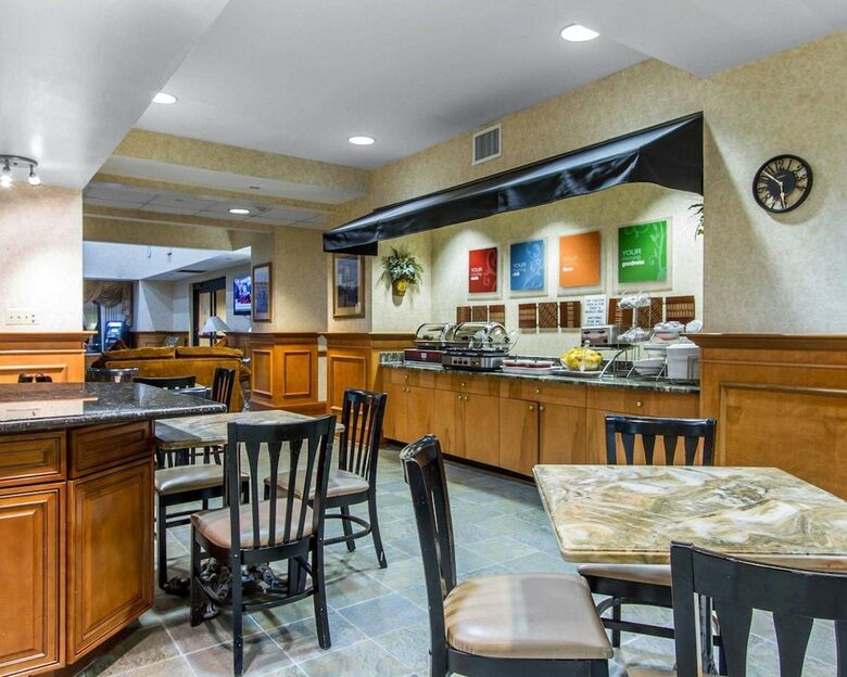Hotel Comfort Suites Airport