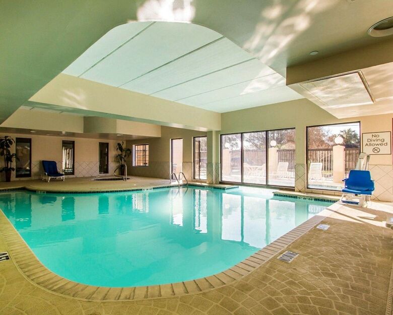 Hotel Comfort Suites Airport