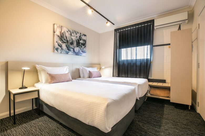 Motel Nightcap At Hendon Hotel