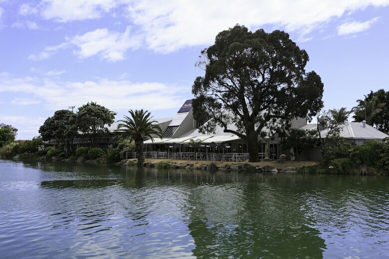 Trailways Hotel Nelson
