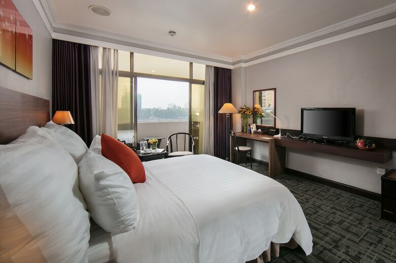 Lake Side Hotel