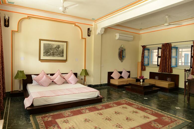 Hotel Diggi Palace
