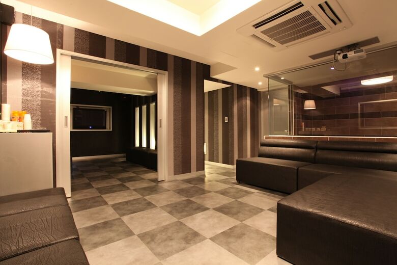 Hotel April 2nd