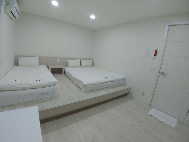 Ekonomy Hotel Yeosu