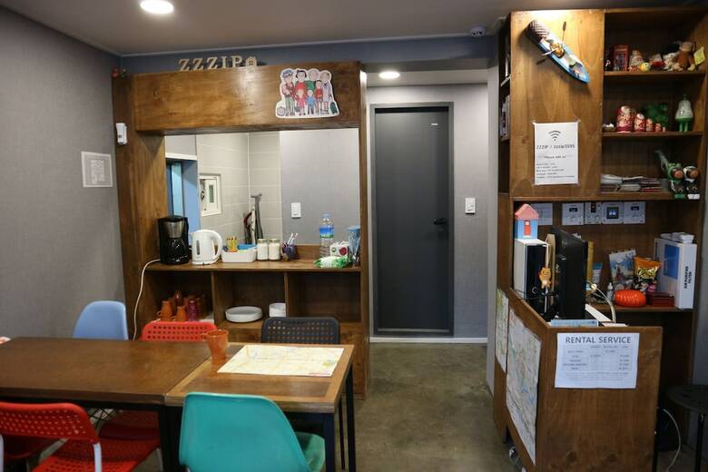Hostal Zzzip Guest House