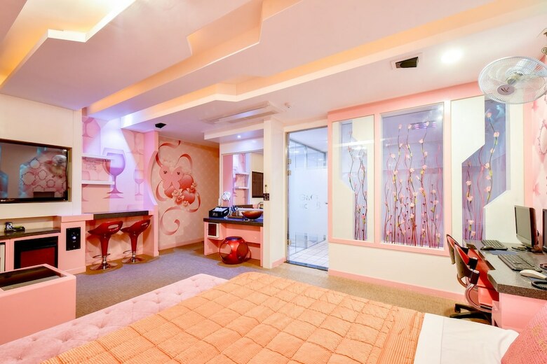 Thebay Hotel
