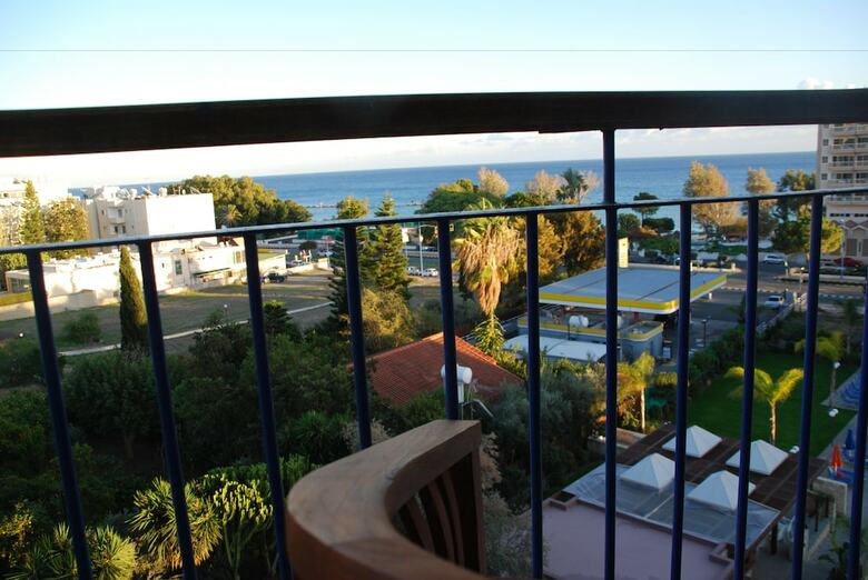 The Caravel Hotel