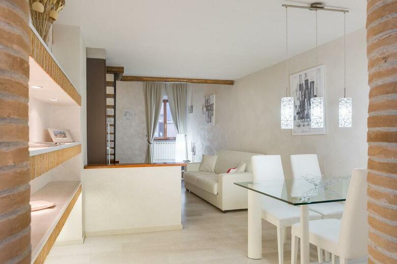 Tritone Top House