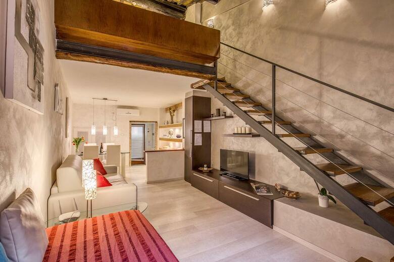 Tritone Top House