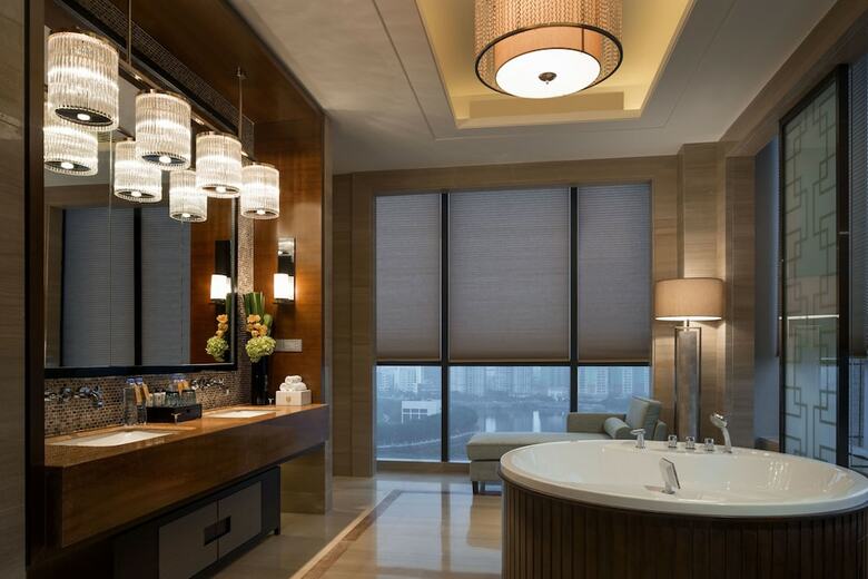 Hualuxe Hotels & Resorts Yangjiang City Center