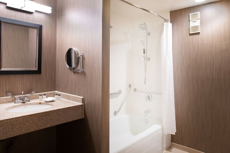 Sheraton Milwaukee Brookfield Hotel