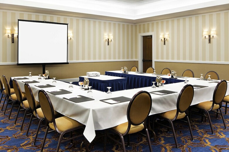 Sheraton Milwaukee Brookfield Hotel