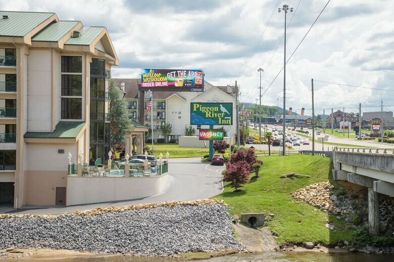 Hotel Pigeon River Inn