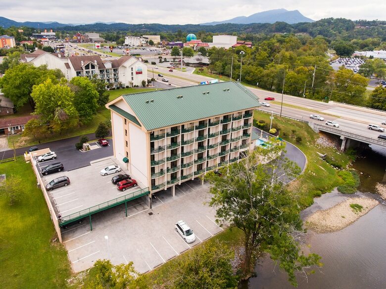 Hotel Pigeon River Inn