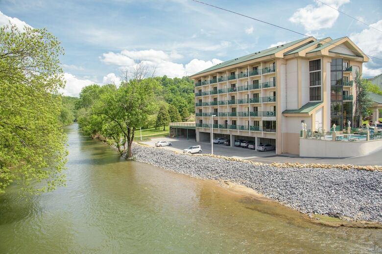 Hotel Pigeon River Inn