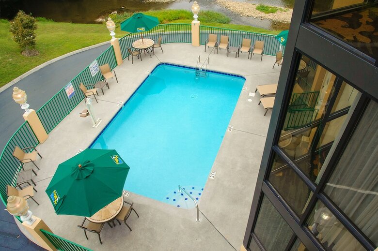 Hotel Pigeon River Inn