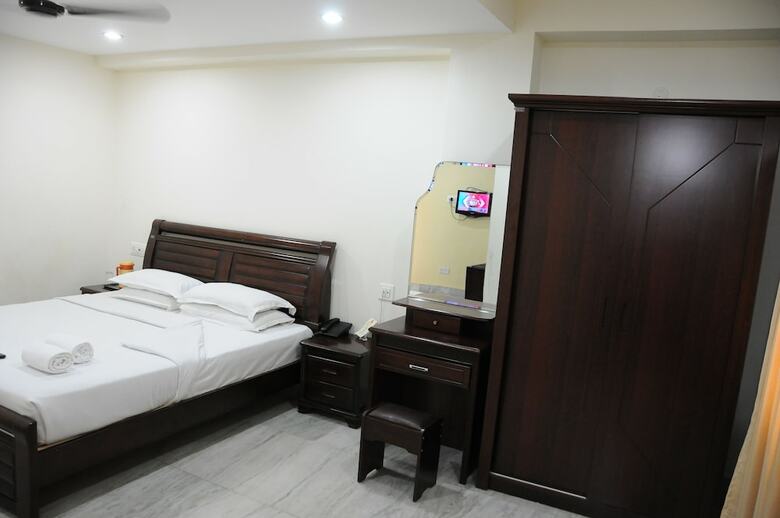 Hotel Lloyds Guest House - Us Consulate