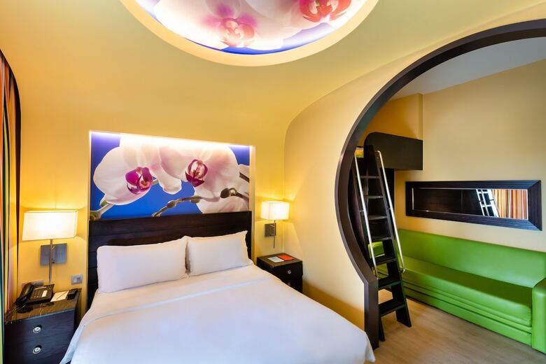 Resorts World Sentosa - Festive Hotel