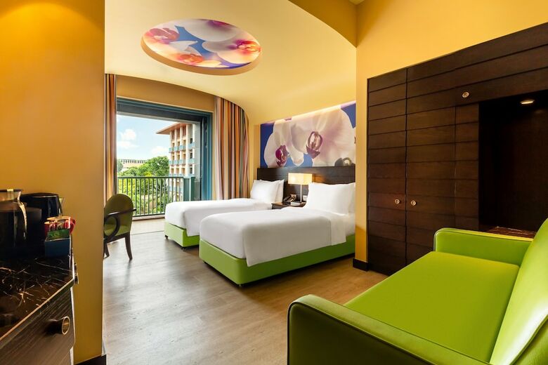 Resorts World Sentosa - Festive Hotel