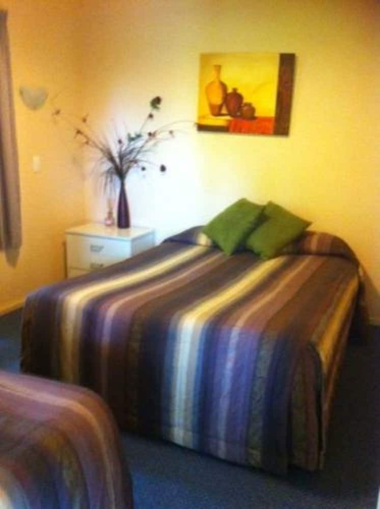 Caves Motor Inn
