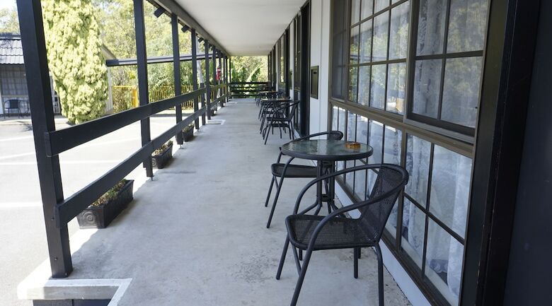 Highway Motor Inn