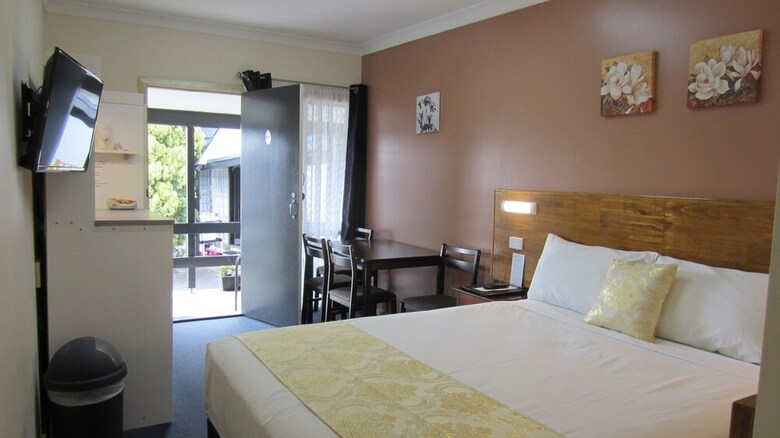 Highway Motor Inn