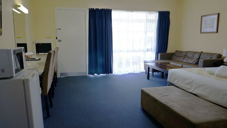 Highway Motor Inn