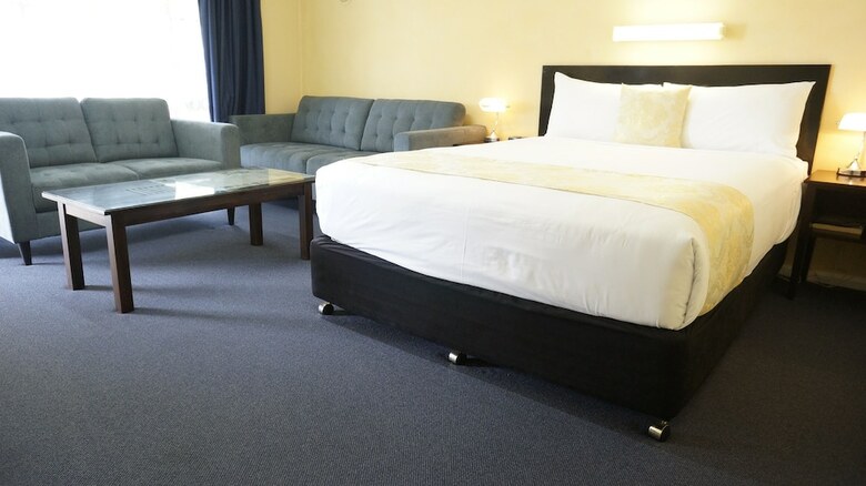Highway Motor Inn