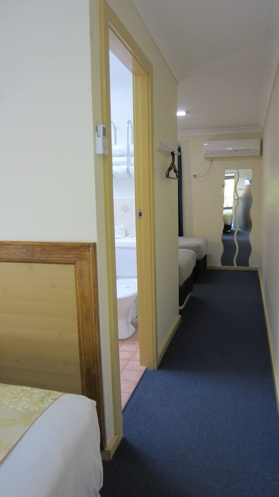 Highway Motor Inn