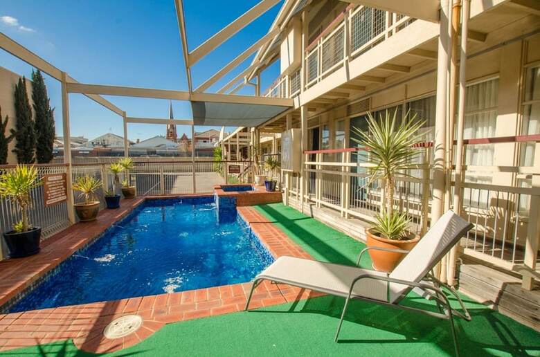 Mas Country Riverboat Lodge Motor Inn