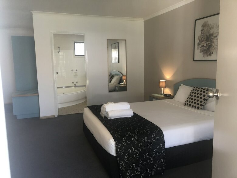 Capricorn Motor Inn