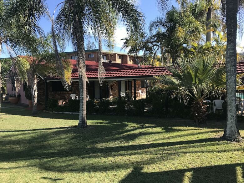 Hervey Bay Colonial Lodge Beachfront Apartments