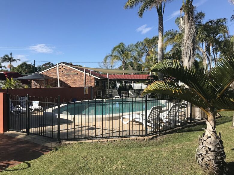 Hervey Bay Colonial Lodge Beachfront Apartments