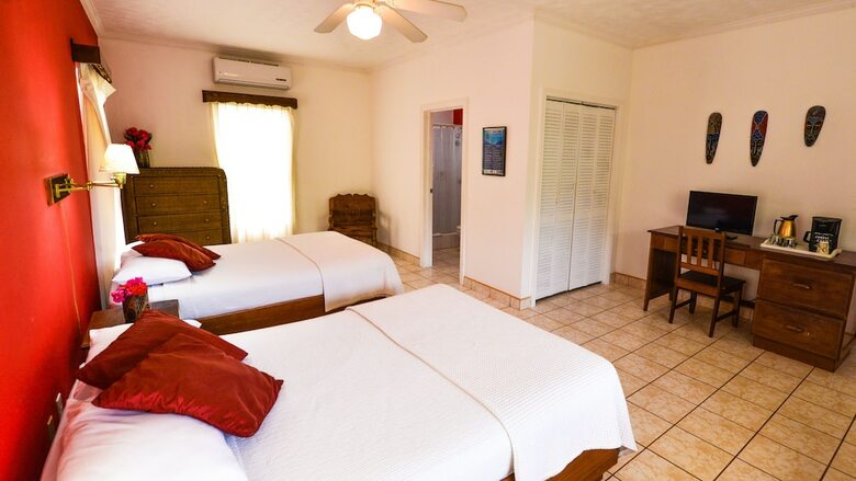 Hotel Turquoise Bay Dive & Beach Resort