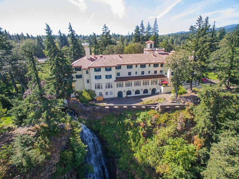 Columbia Gorge Hotel And Spa