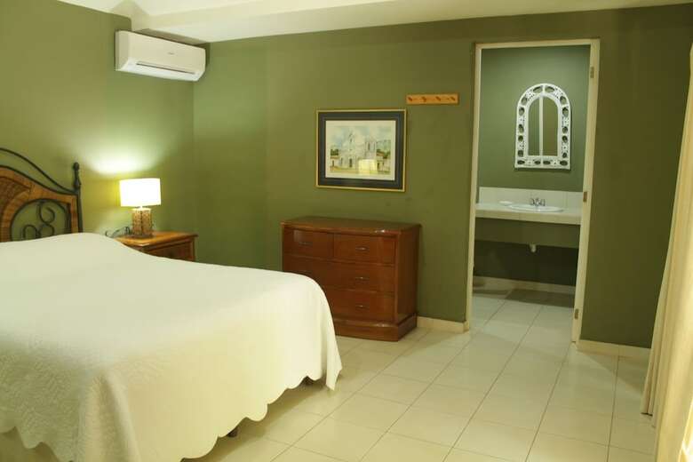 Hotel Puerto Barillas Marina & Lodge