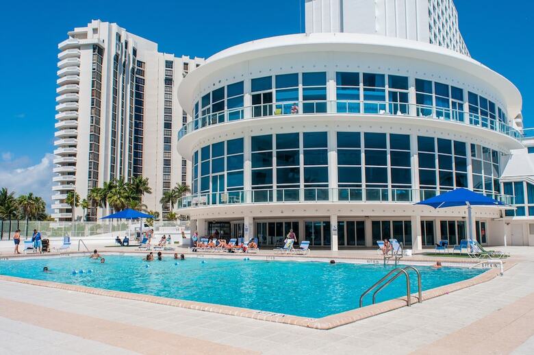 Collins Apartments By Design Suites Miami