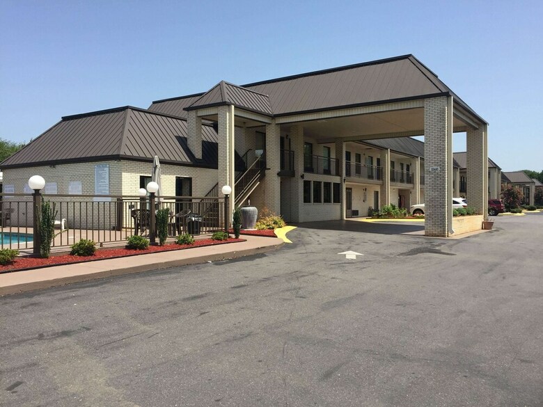 Motel Deluxe Inn And Suites