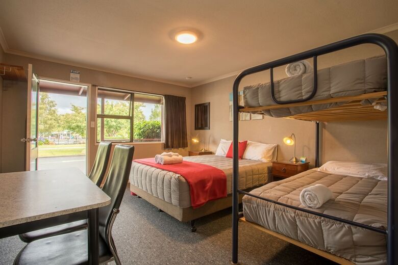 Te Anau Top 10 Holiday Park