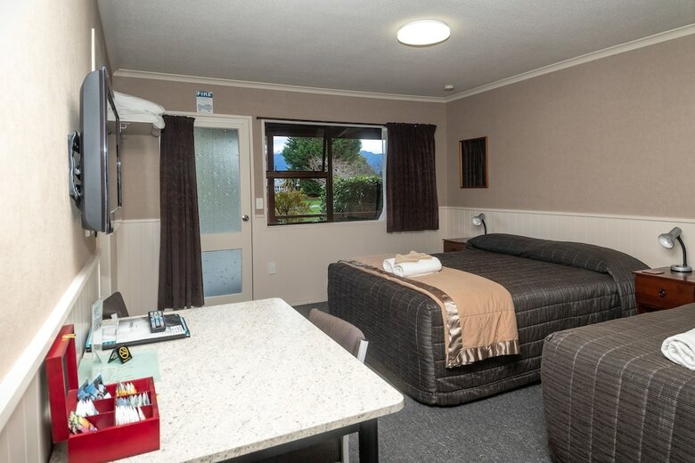 Te Anau Top 10 Holiday Park