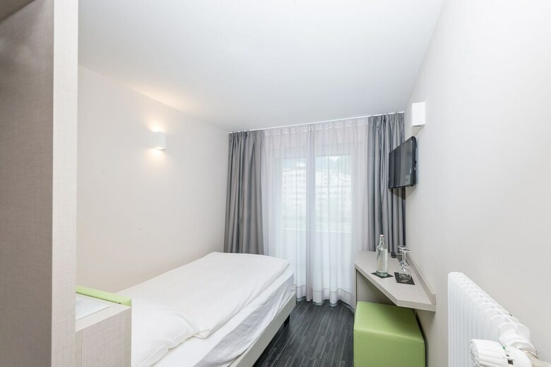Adhhoc Hotel